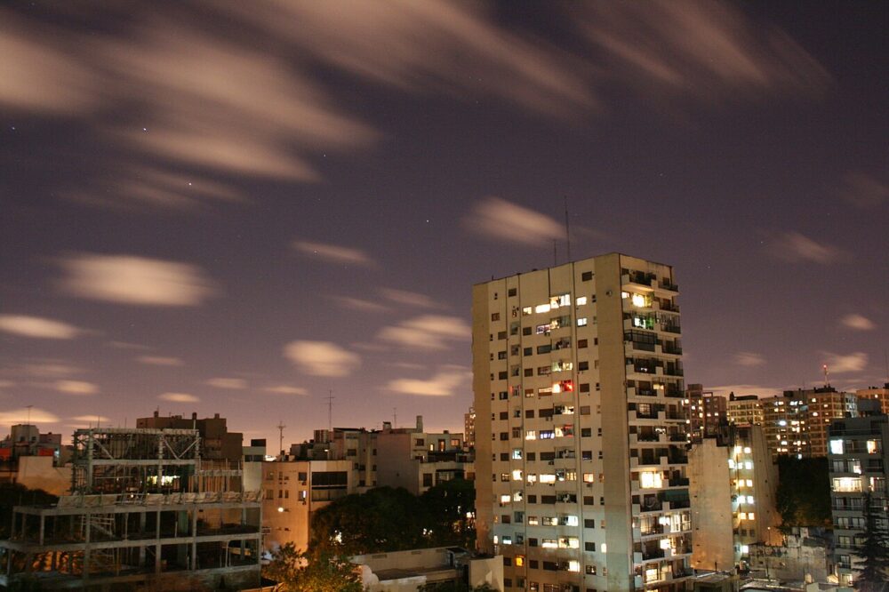 暗い空の下に街の明かりが広がる夜景の被写体例